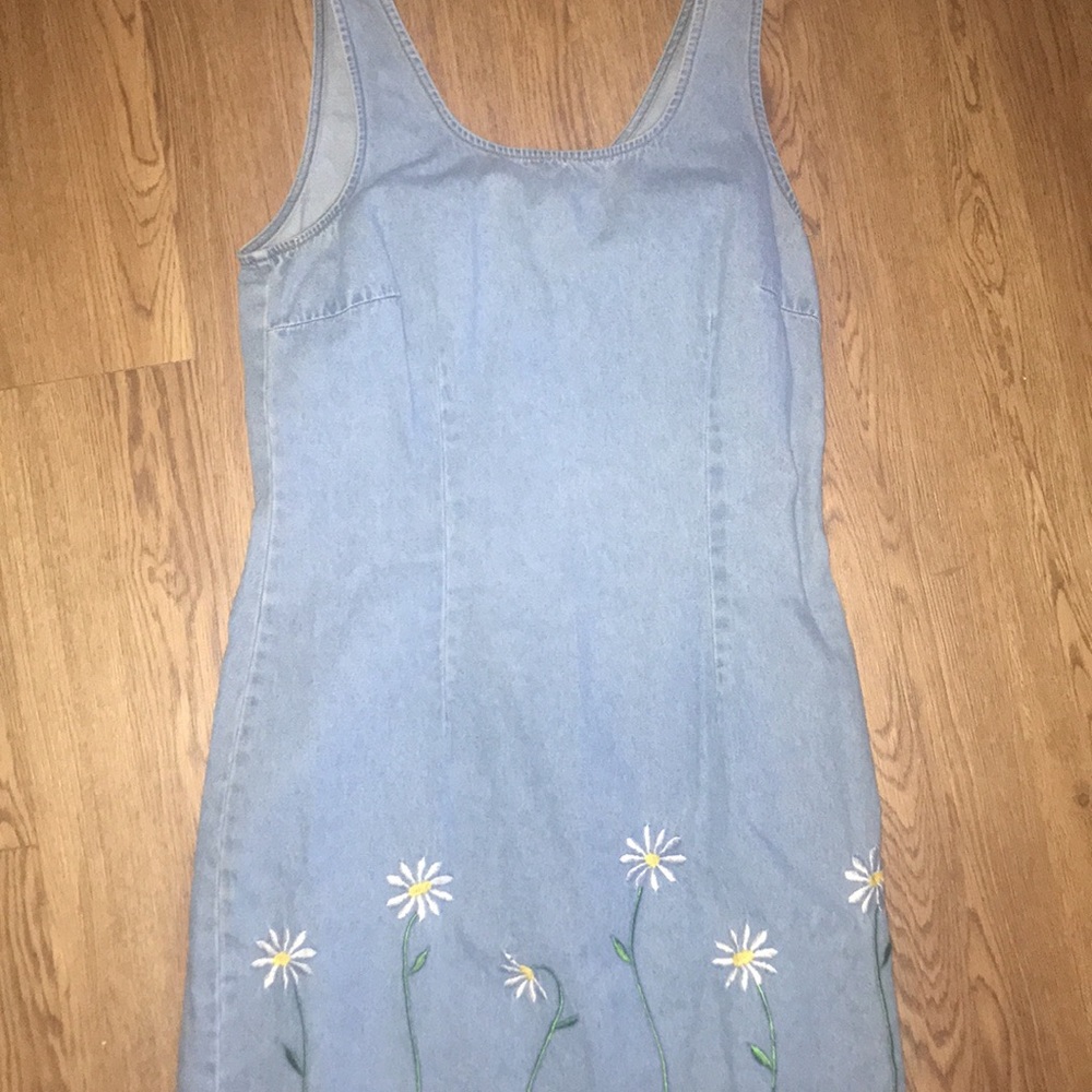 Size M Fitted Jean dress with flower detailing